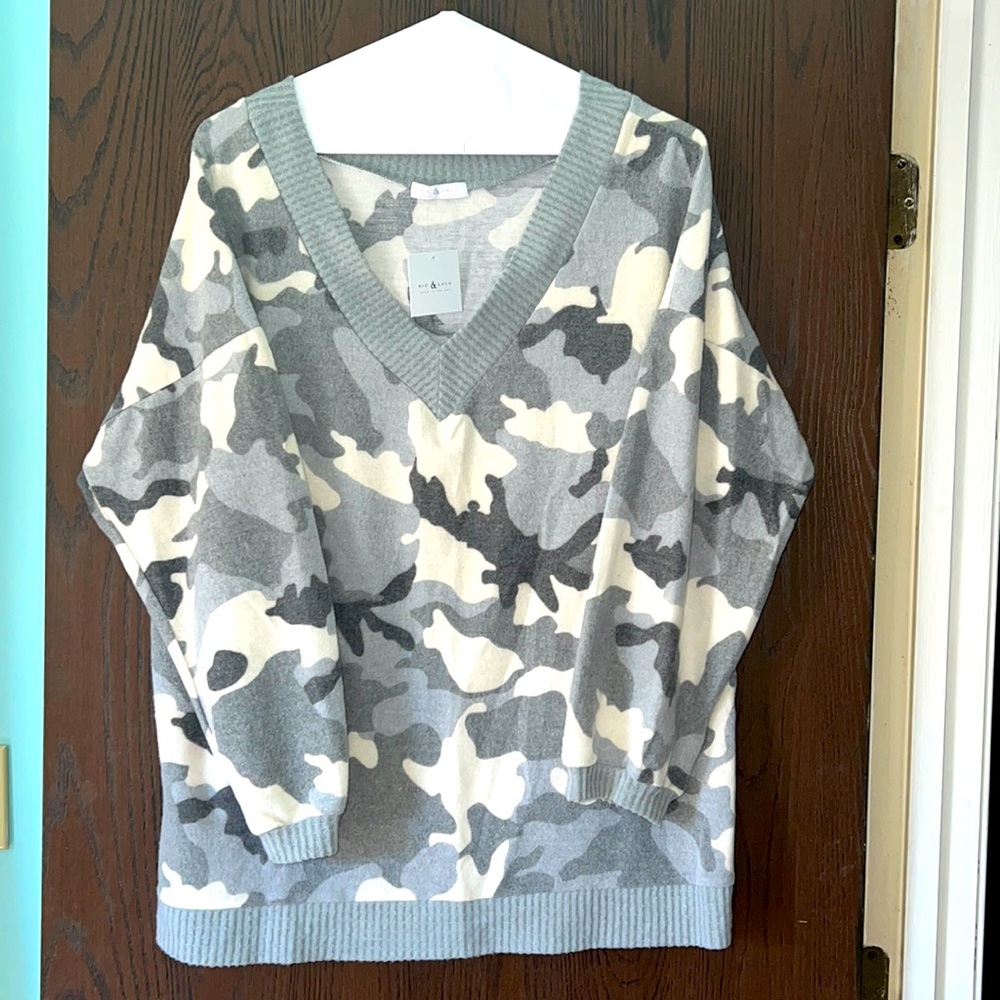 XL v neck camo fleece pullover